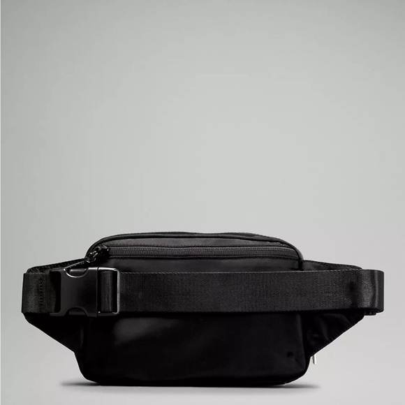 NWT LuluLemon Everywhere Belt Bag 2L BLK - Picture 4 of 13